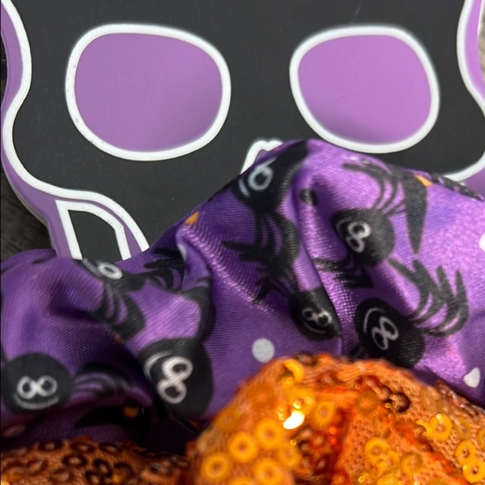 NWT ⚜️🖤⚜️ Nicole Miller Halloween Scrunchie Set - Picture 3 of 5